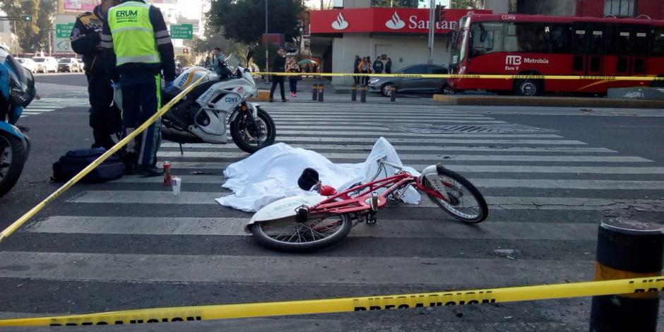 Mujer ciclista muere atropellada por camión en la Juárez
