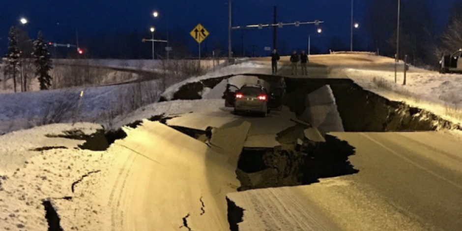 Ejemplo; Alaska repara en cuatro días carretera dañada por sismo