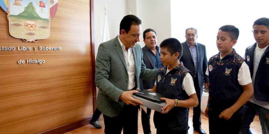 Recibe Fayad a mejores promedios de nivel primaria en Hidalgo