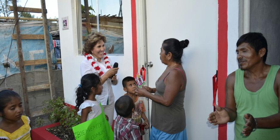 Mercedes Calvo entrega 225 espacios en colonias de Acapulco