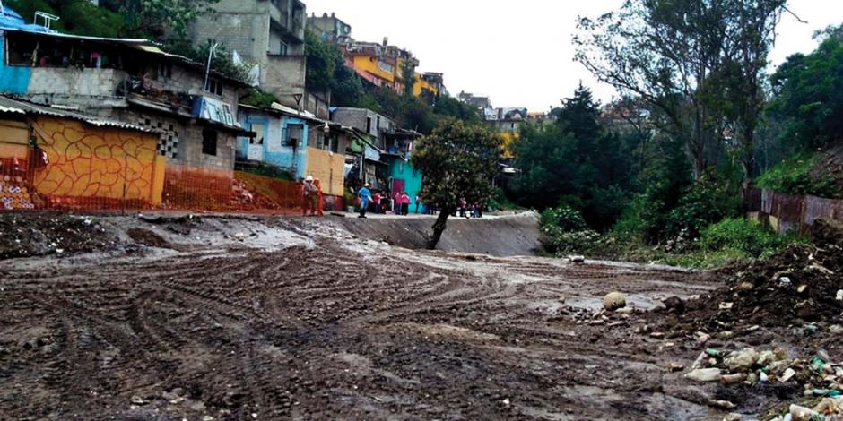 Desalojan a familias por temor al desborde de la Presa de Tacubaya
