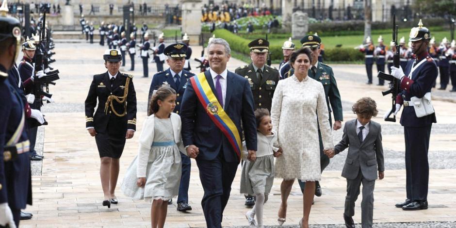 Iván Duque asume en Colombia con línea dura contra Venezuela y las FARC