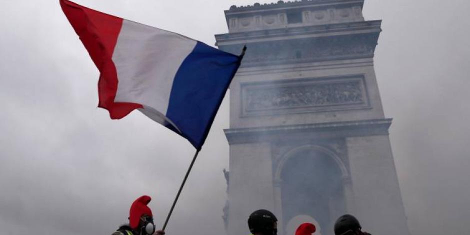Francia echa atrás aumento a gasolinas ante manifestaciones