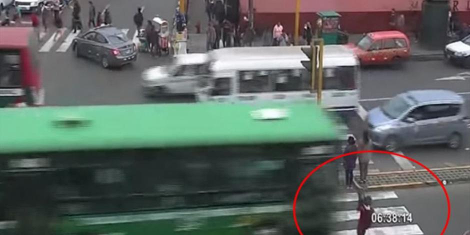 VIDEO: Ignora semáforo y la atropellan con su bebé en brazos