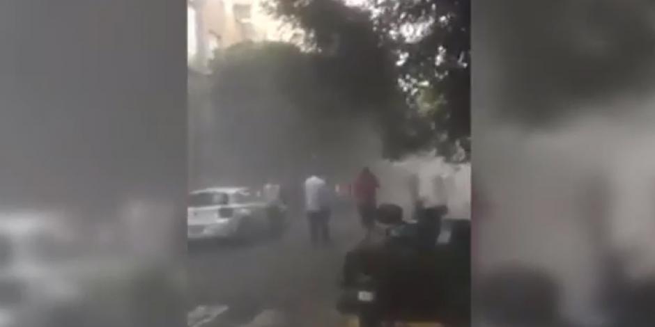 VIDEO: Cae fachada por temblor en la Condesa; no hay heridos