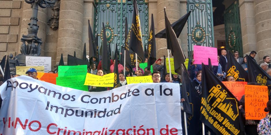 En busca de mejoras sociales, manifestantes bloquean Congreso de CDMX