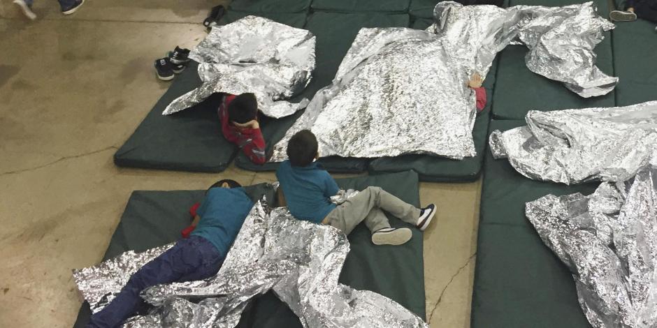 Enjaulados y durmiendo en colchonetas, niños migrantes reciben visita de políticos