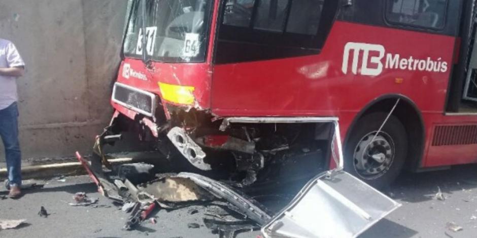 Unidad del Metrobús y camioneta protagonizan choque frontal en Xola