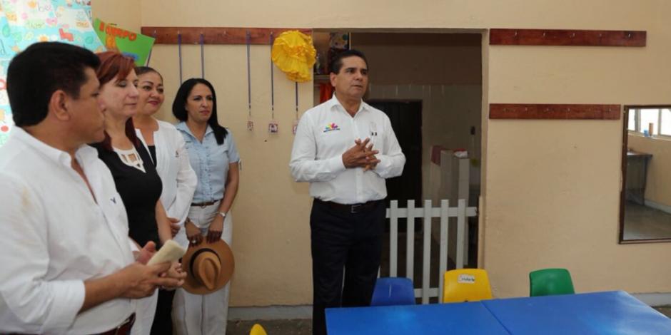 Gobernador de Michoacán supervisa obras de infraestructura en escuelas