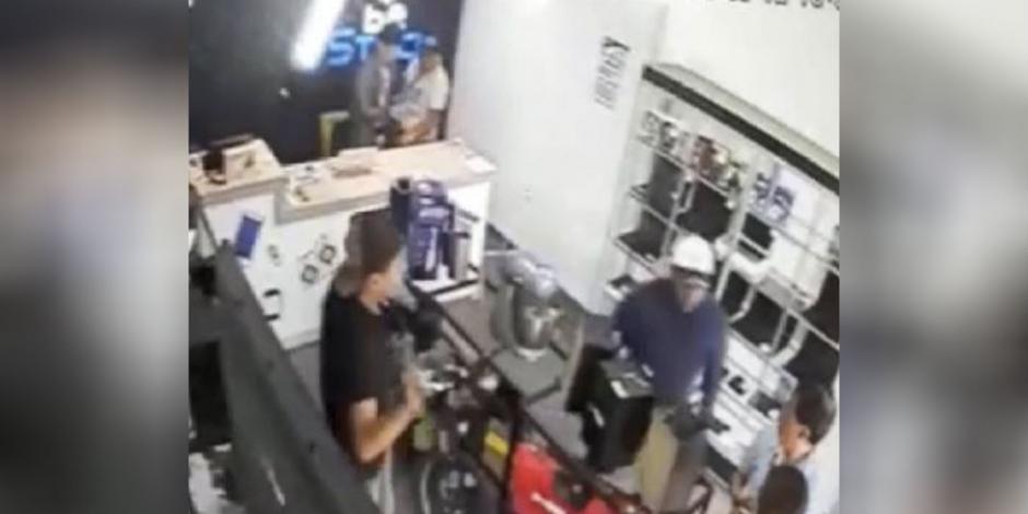 VIDEO: Balean a cliente en asalto a tienda en la Narvarte