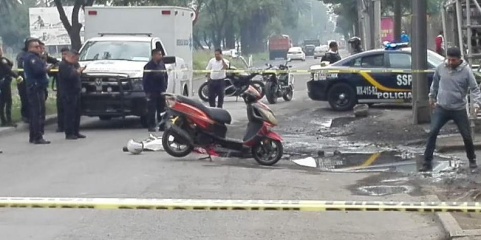 Cae motociclista en bache y su acompañante muere aplastado por camión