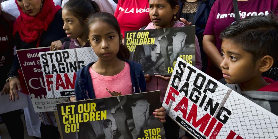 Diario estadounidense sugiere que separación de niños equivale a crímenes de guerra