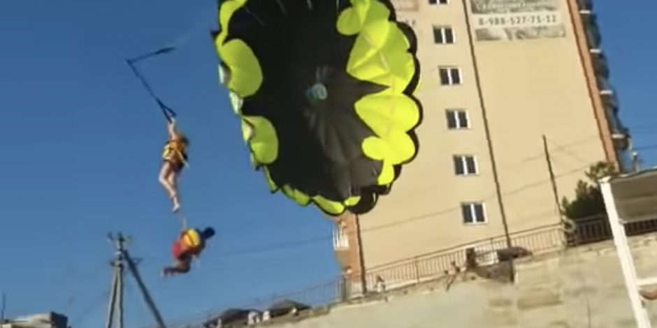 VIDEO: Pareja se electrocuta mientras vuela en paracaídas