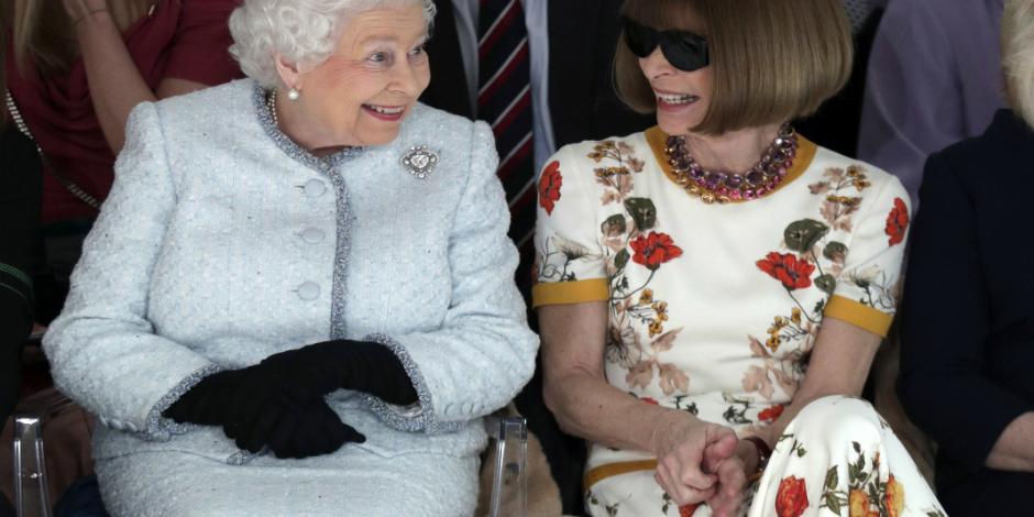Sorprende reina Isabel II al acudir al Fashion Week London