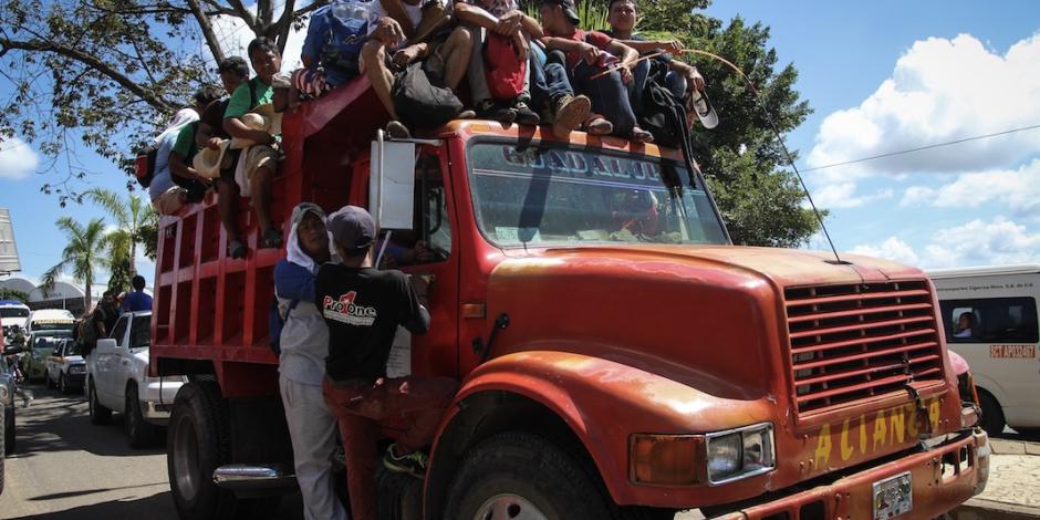 Muere migrante de la caravana al caer de vehículo en movimiento