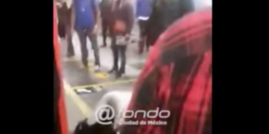 VIDEO: Pasajeros golpean a dos que los intentaron asaltar en vagón del Metro