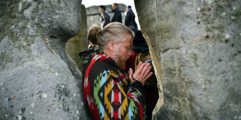 Miles celebran el solsticio de verano en Stonehenge