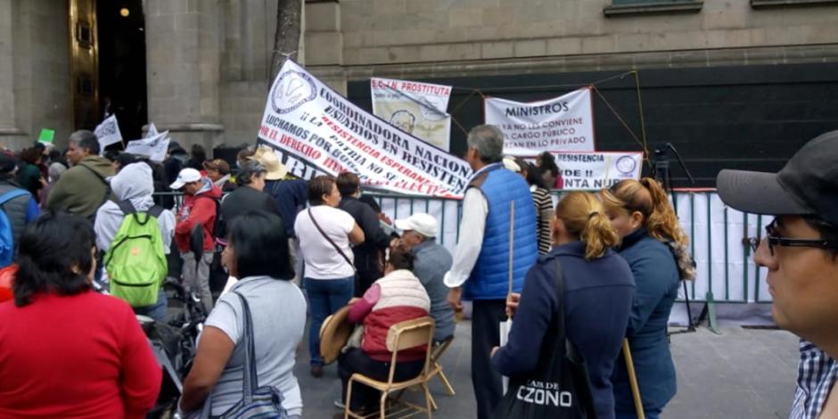 VIDEO: Se manifiestan afuera de la SCJN contra altos salarios de ministros