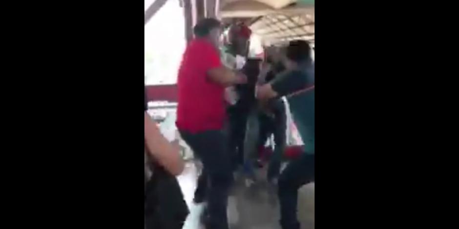 VIDEO: Usuarios golpean a presunto ladrón de celulares en el Metro