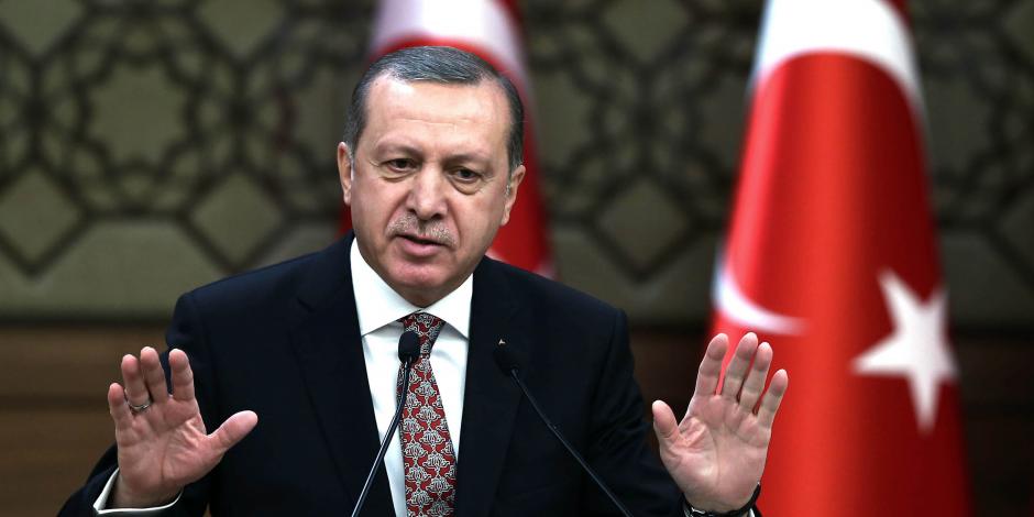 Erdogan despide a 18 mil funcionarios por vínculos con terroristas