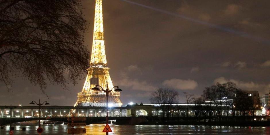 Se ilumina Torre Eiffel a favor de los derechos de la mujer
