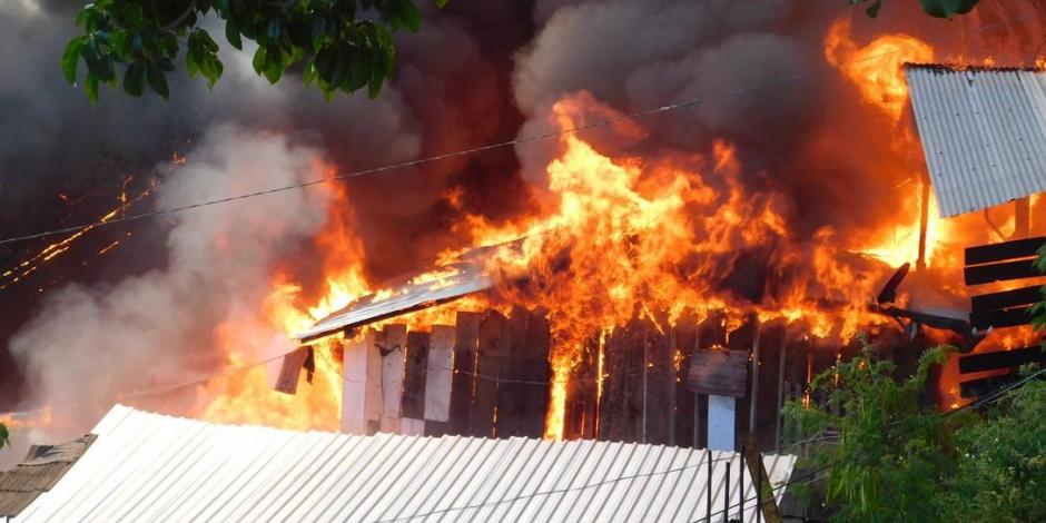 VIDEOS: Incendio consume 150 viviendas en Zihuatanejo