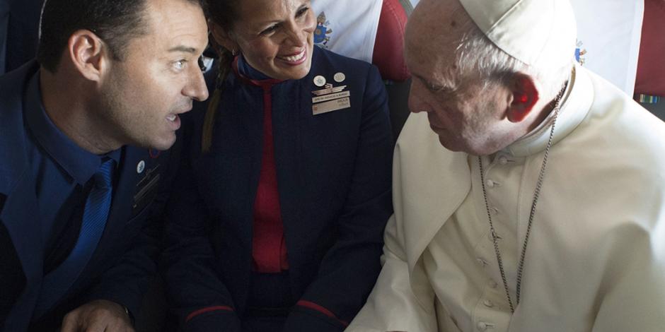 En pleno vuelo Papa Francisco celebra boda de sobrecargos