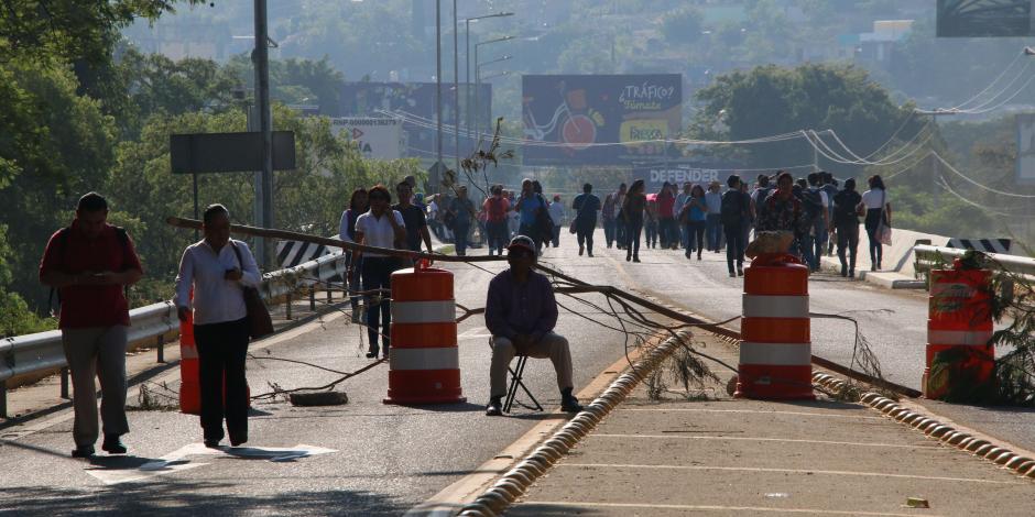 CNTE bloquea accesos de aeropuerto de Oaxaca y afecta a cientos de usuarios