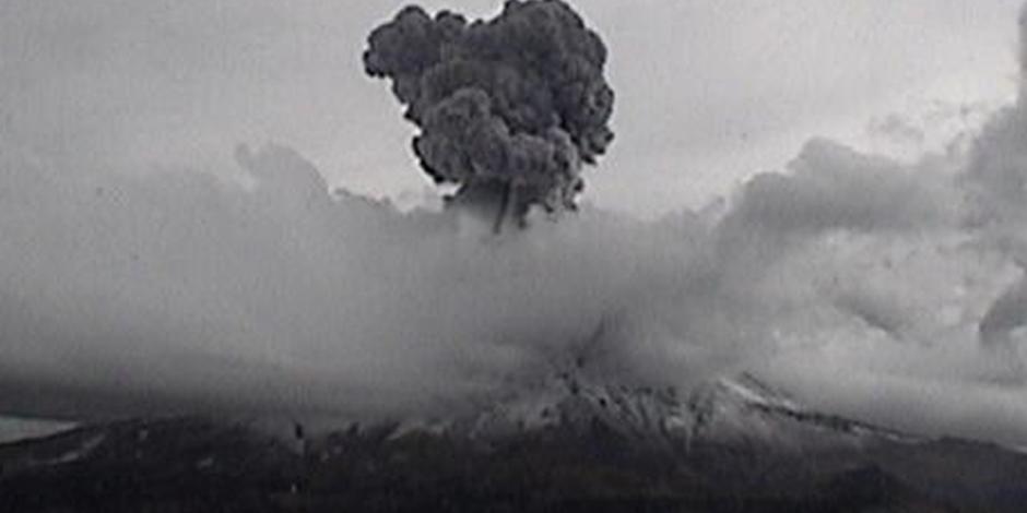 VIDEO: Popocatépetl registra explosión y fumarola de 3 mil metros de altura