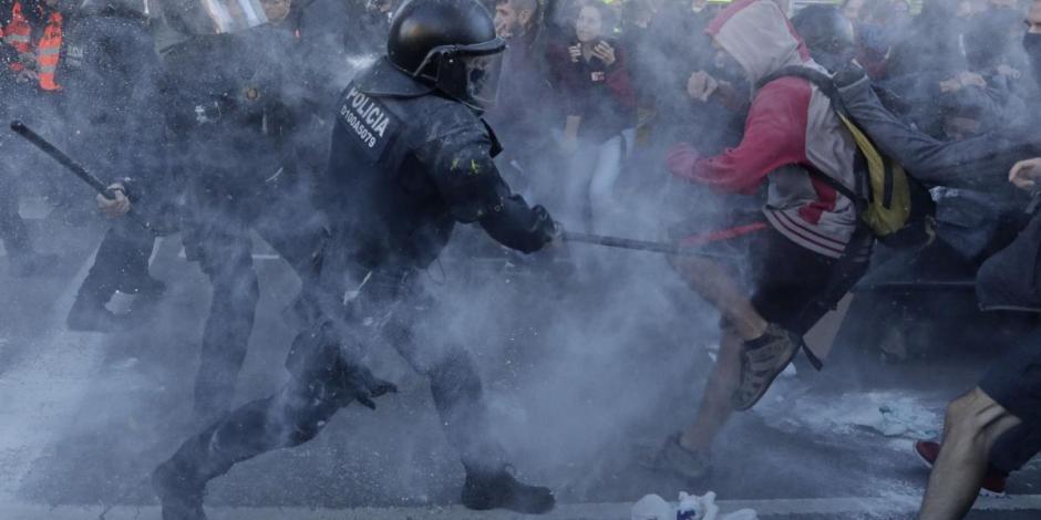 Separatistas catalanes se enfrentan con la Policía en Barcelona
