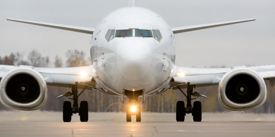 En el caso del transporte aéreo regular en líneas nacionales la reudcción del número de pasajeros durante el año pasado fue de 28.7%