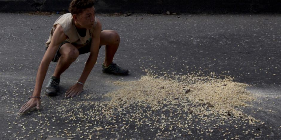 Por hambre, niños venezolanos roban desayunos en el recreo