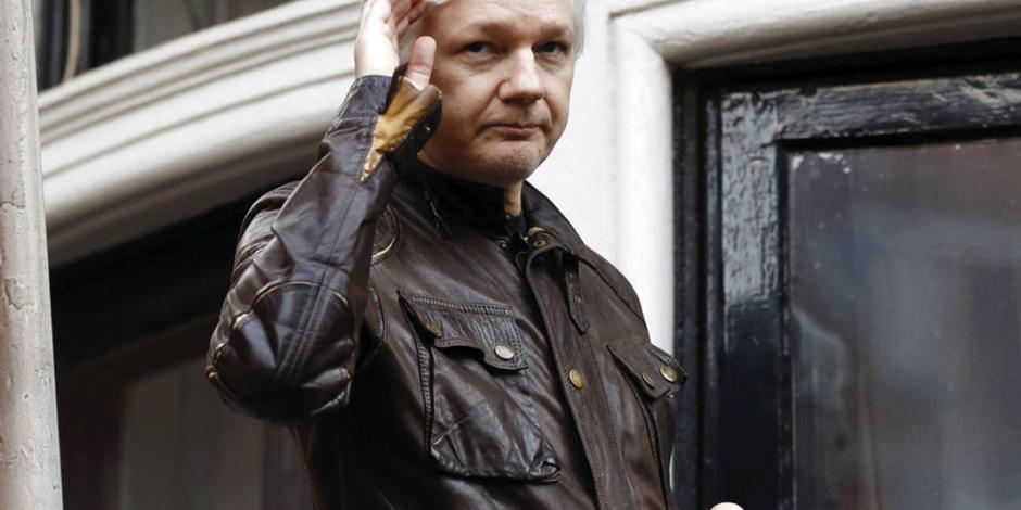 Ecuador allana vía para quitar asilo a Assange