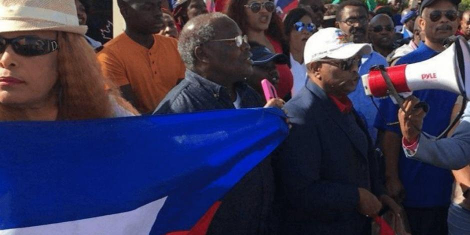 Protestan haitianos frente a casa de Trump y exigen una disculpa
