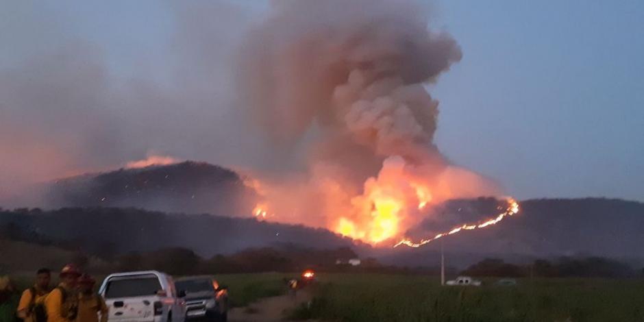 Sofocan más del 70% de incendio en Jalisco pero suspenden clases en 4 municipios