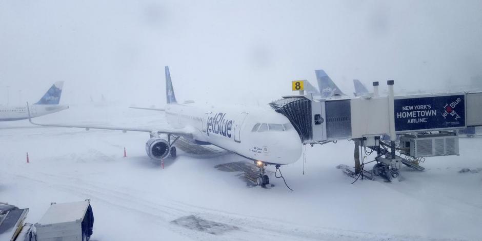 Es primavera, pero en Nueva York cancelan más de 2 mil vuelos por tormenta de nieve