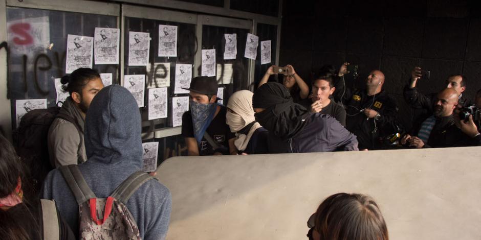 Encapuchados provocan disturbios en Rectoría de la UNAM