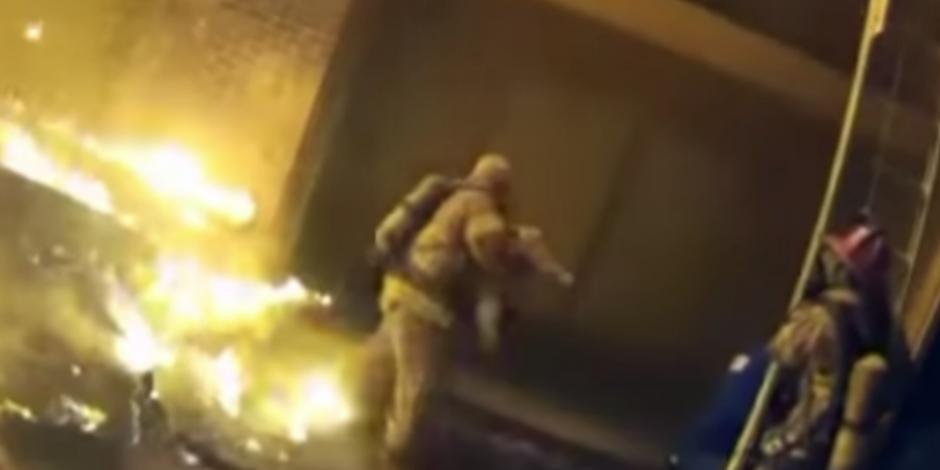 VIDEO: Bombero atrapa a niña que fue lanzada para salvarla de incendio