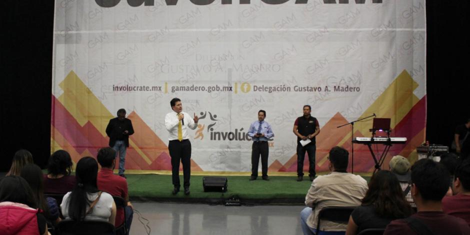 Víctor Hugo Lobo entrega apoyos económicos a estudiantes en GAM