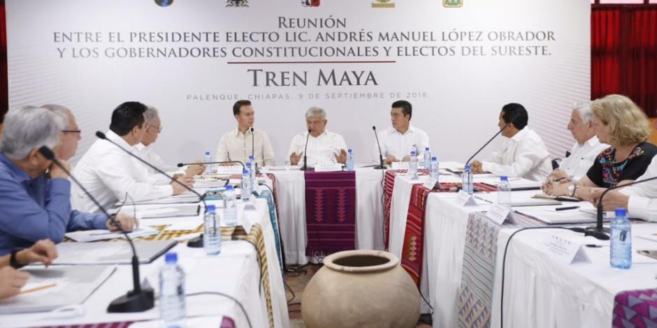 AMLO se reúne con gobernadores del sur de México, abordan proyecto Tren Maya