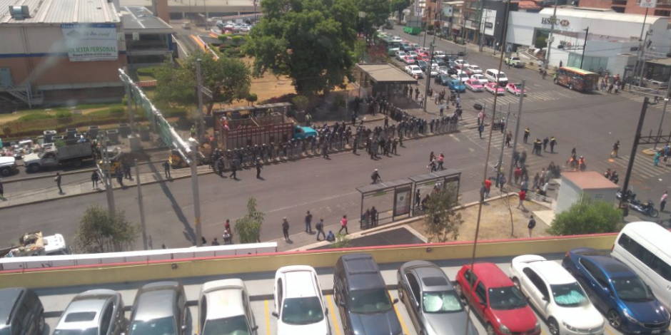 Retiran a ambulantes de inmediaciones del Metro Zapata; hay un policía herido