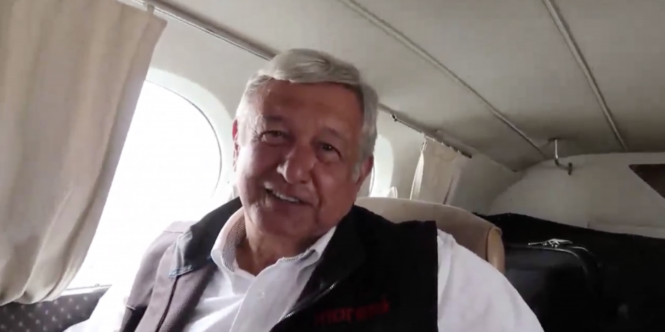 Critican a AMLO por usar avioneta privada en evento de Sonora