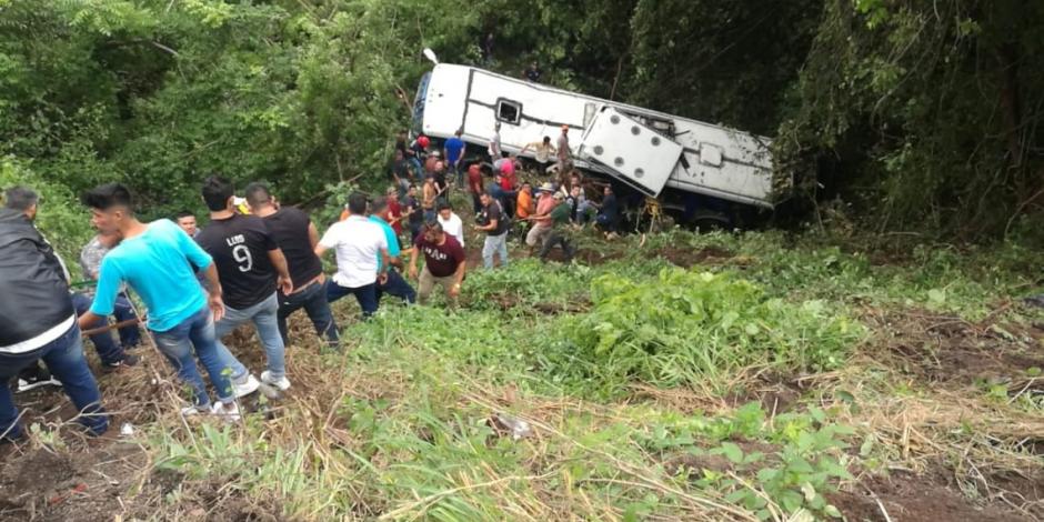 Autobús cae a barranco y deja 8 muertos en Nayarit