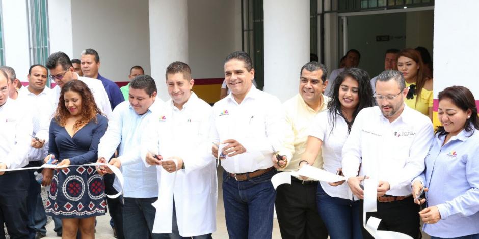 Entrega gobernador de Michoacán Centro de Salud de Aquila
