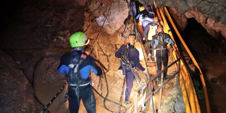 Con 18 buzos, inicia operación para rescatar a niños de cueva en Tailandia