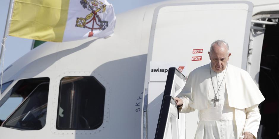 Papa visita Irlanda entre indignación por curas pederastas