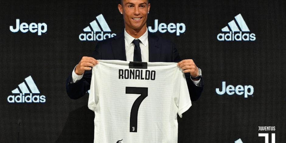 No vengo de vacaciones, haré historia en la Juventus, dice Ronaldo al posar playera