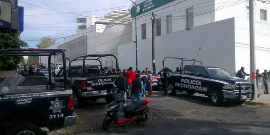 Detienen a 26 en operativo por bloqueo de CNTE en Michoacán