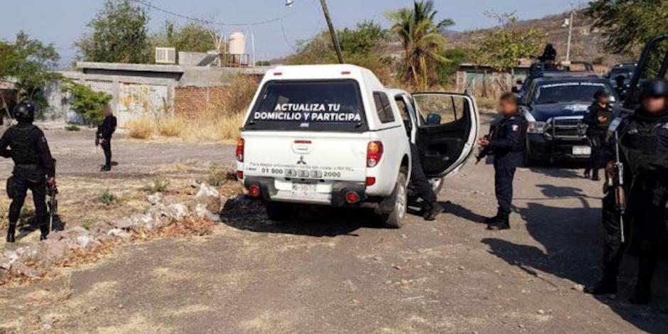 Hallan abandonada camioneta robada al INE en Apatzingán