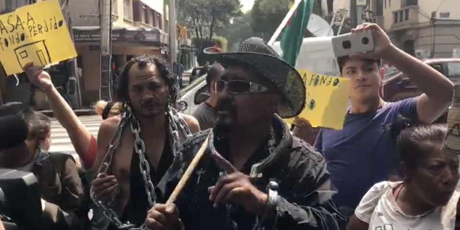 FOTOS Y VIDEO: Con cadenas se manifiestan afuera de la casa de AMLO